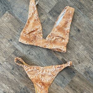 Billabong Bikini set! Gorgeous and unworn.